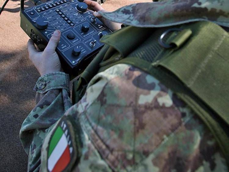 Un artificiere dell'Esercito (Ipa)