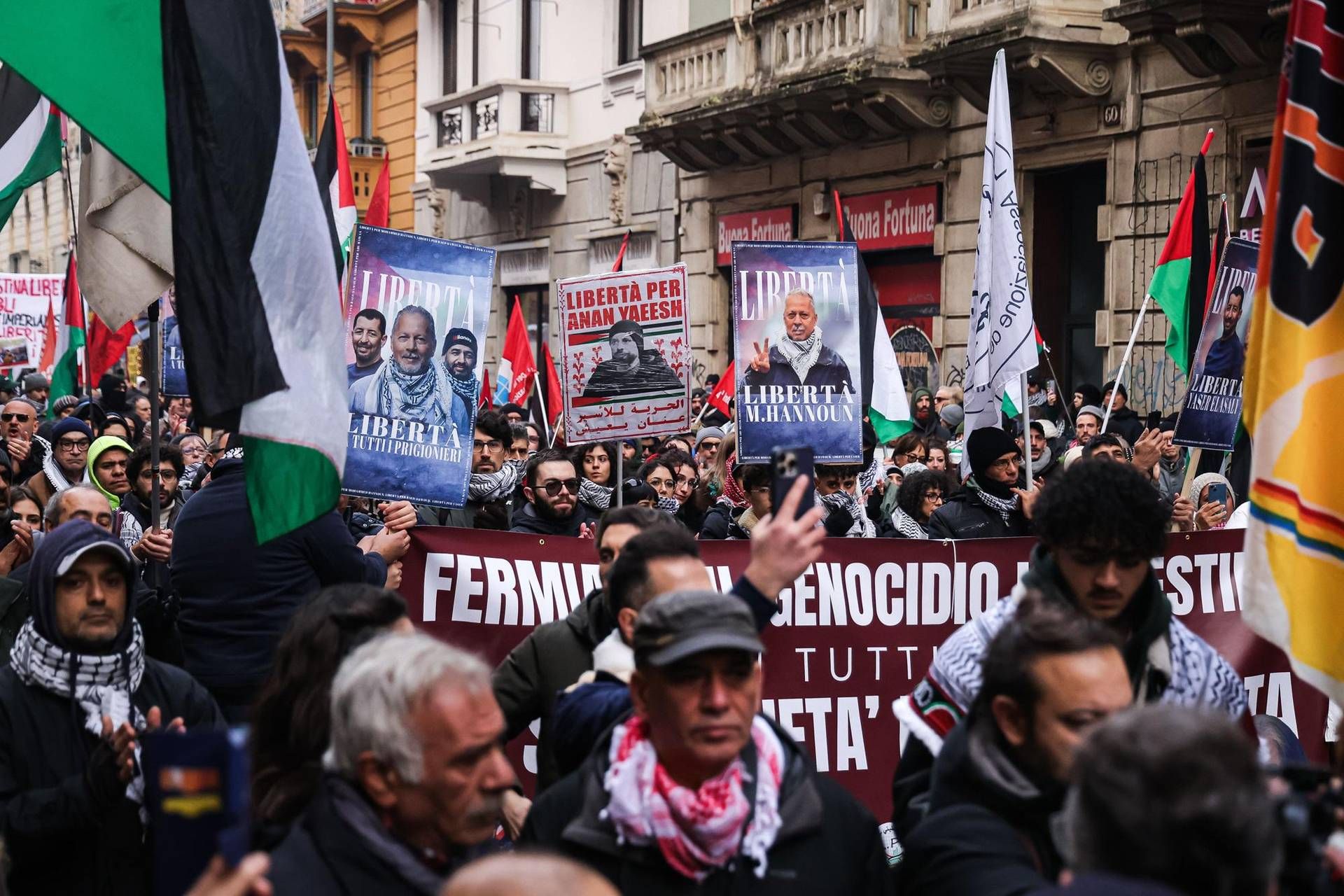 Faccia di m... fuori dal corteo", cronista Il Giornale insultata dai Pro Pal
