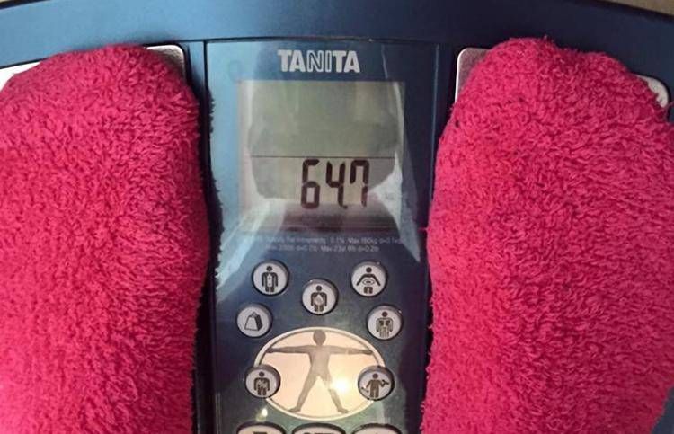 Una persona sulla bilancia