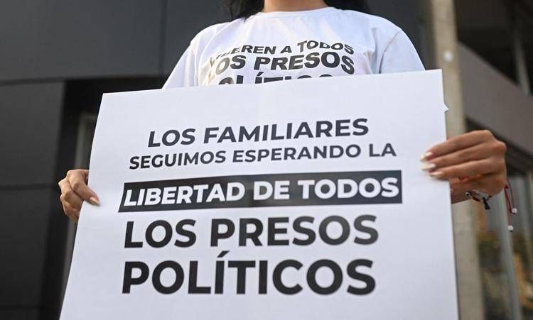 Venezuela, a Caracas l'attesa dei familiari dei prigionieri politici ancora detenuti davanti alla prigione El Helicoide  - Afp