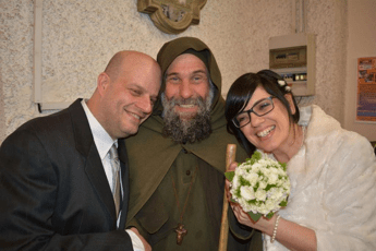 Riccardo Rossi con la moglie e Fratel Biagio