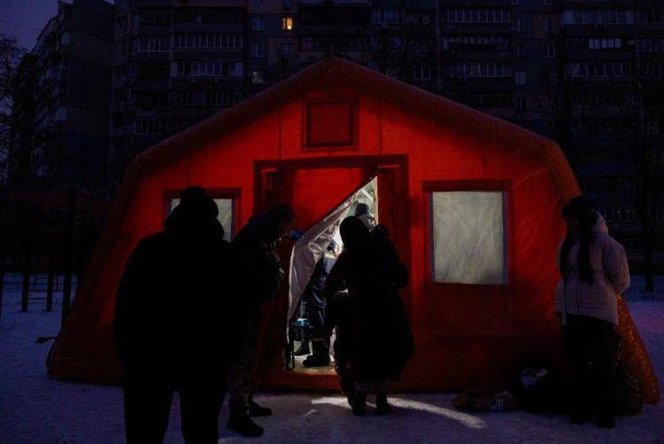 Una tenda allestita a Kiev in seguito agli attacchi russi - (Afp)