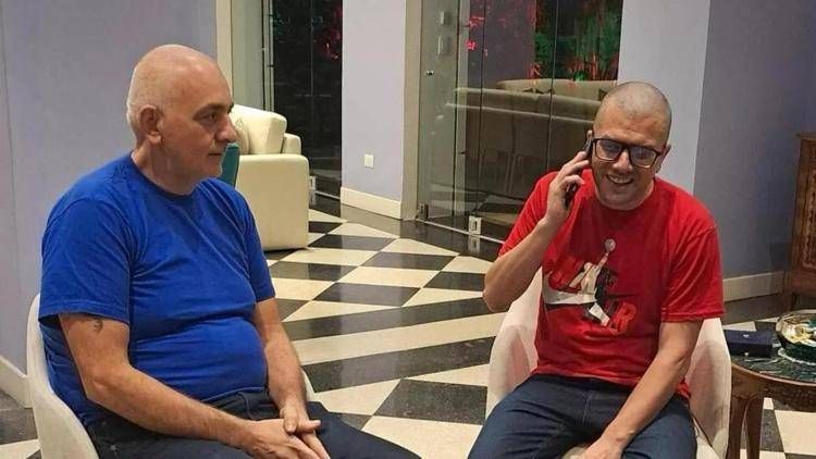 Alberto Trentini (al telefono) e Mario Burlò nella residenza dell'ambasciatore a Caracas Giovanni Umberto De Vito
