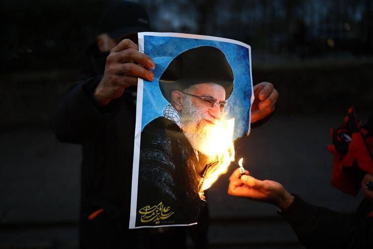 Un'immagine dell'ayatollah Khamenei viene bruciata - (Afp)