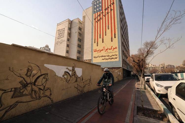 Murale anti-Usa a Teheran (Afp)