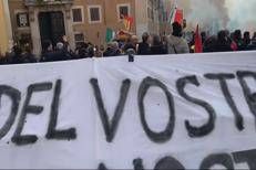 Sciopero taxi, manifestazione di fronte Montecitorio: fumogeni e cori contro Uber - Video