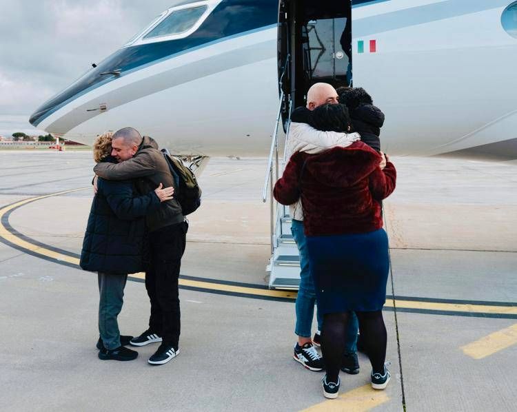 L'arrivo di Alberto Trentini e Mario Burlò (Afp)