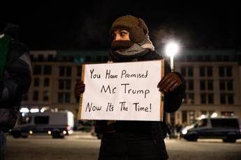 Un cartello durante le proteste in Iran - Ipa