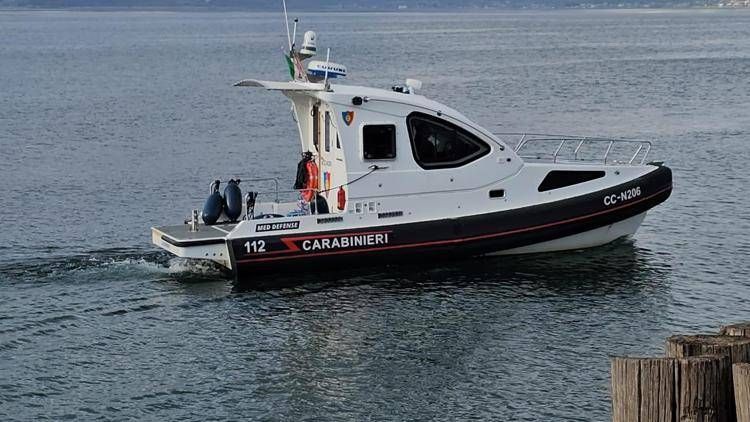 Donna scomparsa ad Anguillara, motovedette e subacquei scandagliano lago di Bracciano