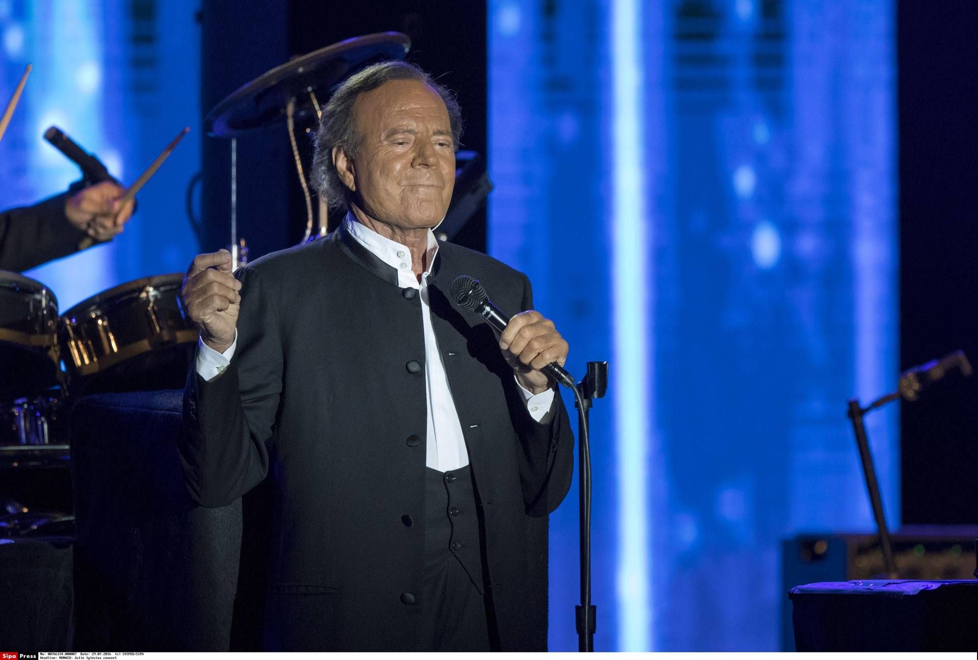 Julio Iglesias accusato di violenze sessuali, il cantante si difende: "La verità verrà a galla"