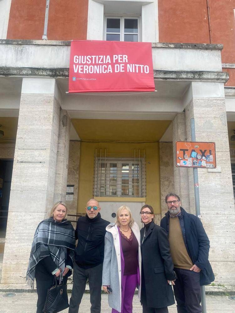 In Comune Latina striscione in memoria Veronica De Nitto, il papà: 