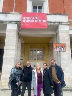 In Comune Latina striscione in memoria Veronica De Nitto, il papà: 