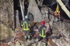 Arezzo, esplosione e crollo di una palazzina: le immagini dei soccorsi