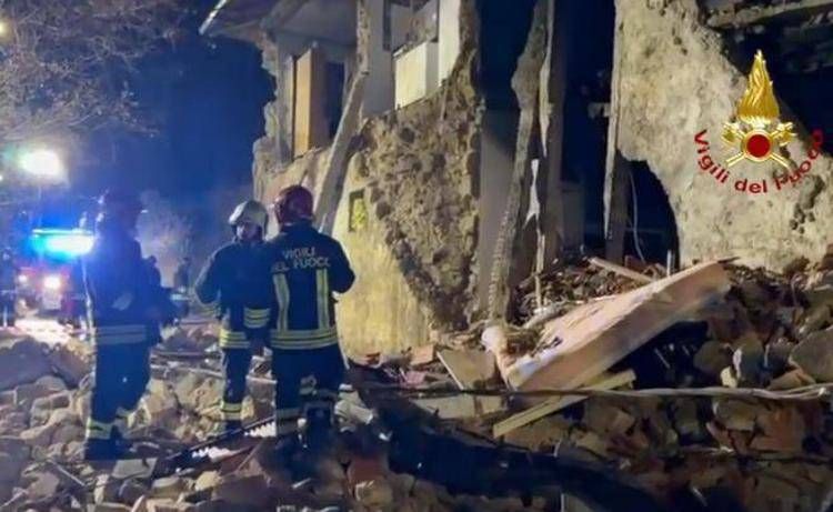 Palazzina crollata ad Arezzo, foto dei Vigili del fuoco