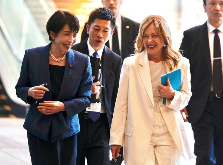 Giorgia Meloni con Sanae Takaichi 