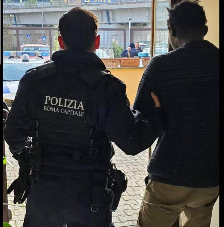 Tenta di rapinare agente Polizia Locale a Roma, arrestato 38enne