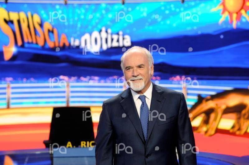 Torna Striscia, Ricci a tutto campo. Da Signorini a Affari tuoi, la conferenza show