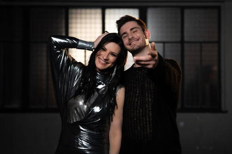 Laura Pausini con 'La Dernière Chanson (Due Vite)' insieme a Julien Lieb