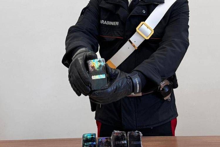Sequestrati oltre 3 kg hashish con logo 'Gomorra'