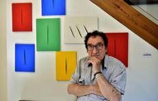 Tony Dallara davanti ai suoi quadri (Fotogramma/Ipa)