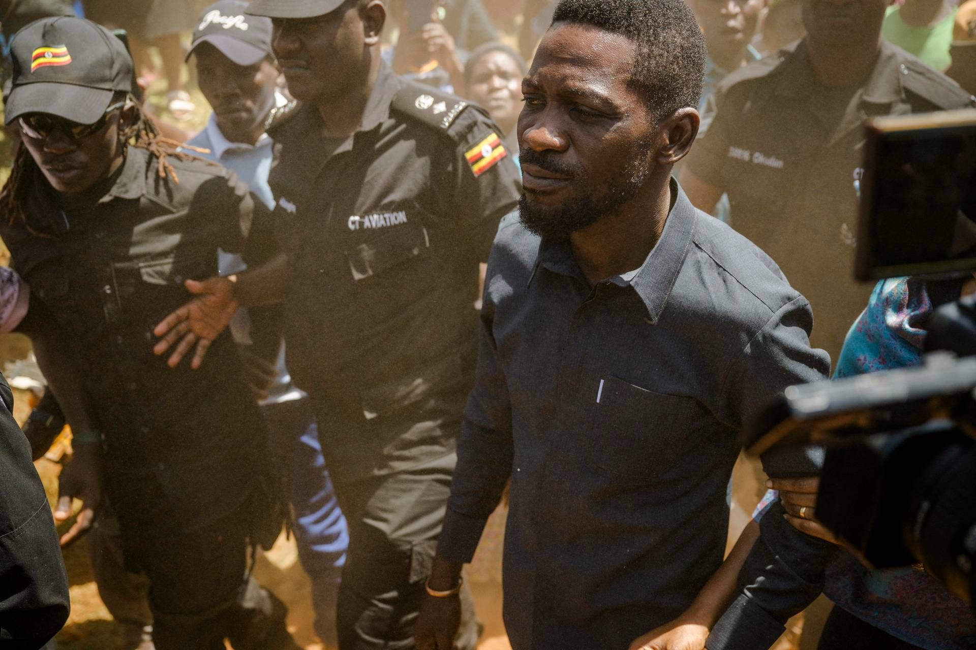 Uganda, leader opposizione Bobi Wine portato via con elicottero militare