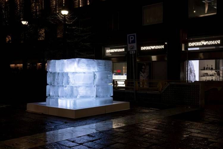 Il grande cubo di ghiaccio fuori dallo store Emporio Armani  che, sciogliendosi, rivelerà la divisa dell'Italia Team alle Olimpiadi di Milano Cortina
