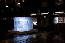 Il grande cubo di ghiaccio fuori dallo store Emporio Armani  che, sciogliendosi, rivelerà la divisa dell'Italia Team alle Olimpiadi di Milano Cortina