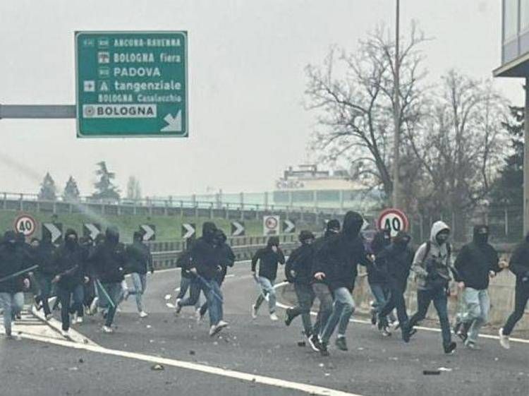 Scontri tra tifosi in autostrada
