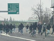 Scontri tra tifosi in autostrada
