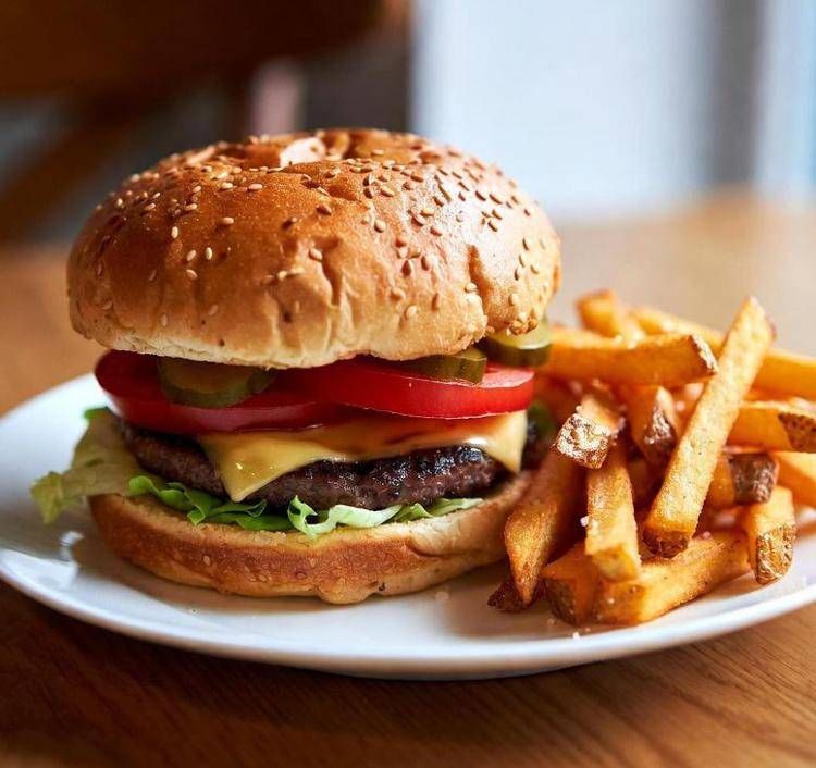 Cheeseburger e patatine