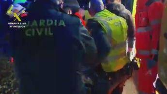 Scontro tra due treni in Spagna, decine di morti: il video dei soccorsi