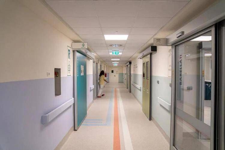 Una corsia d'ospedale (Fotogramma/Ipa)