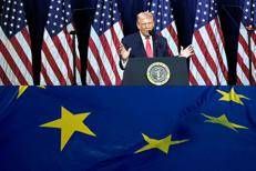 Donald Trump e  bandiere Ue - Afp