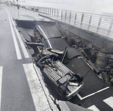 L'auto finita nella voragine a Santa Teresa Riva, Messina