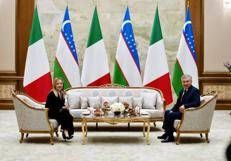 Italy's premier Giorgia Meloni (L) and Uzbekistan's president, Shavkat Mirziyoyev (R)