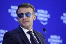 Macron e il 'giallo' degli occhiali a specchio: cosa nascondono per l'esperto