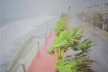 Mareggiata su costa messinese, onde spaventose sul lungomare di Furci Siculo - Video