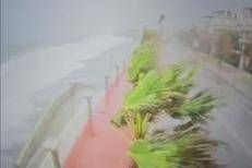 Mareggiata su costa messinese, onde spaventose sul lungomare di Furci Siculo - Video