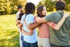 Hugging Day, fra calore umano e robot il potere terapeutico dell'abbraccio