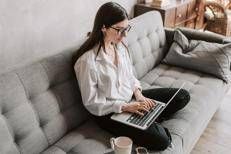 Donna in smart working
