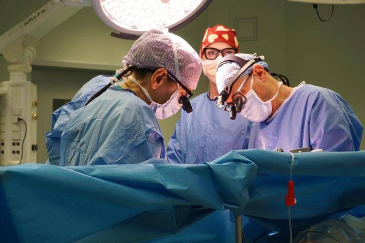 Un momento del delicato intervento (foto ospedale Papa Giovanni XXIII di Bergamo)