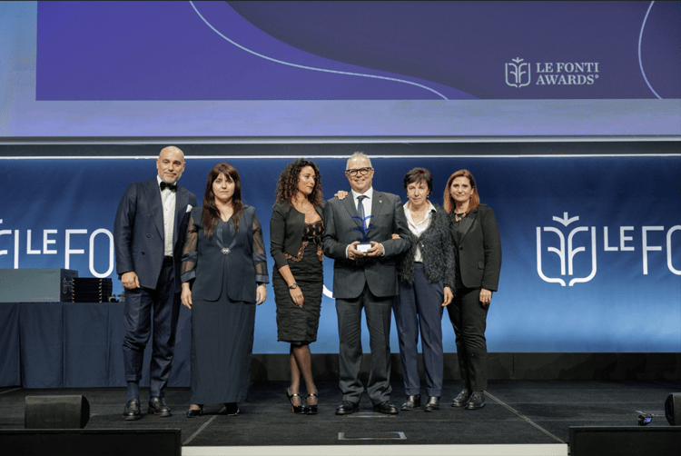 Premiazione Le Fonti Awards. In foto da sinistra: Diego Pacchiarotta (Direttore Tecnico,) Francesca Salamone, Barbara Piran, l’AD Riccardo Palmerini, Letizia Tugnolo (titolare) e Serenella Antoniazzi (Resp. Amm.zione).