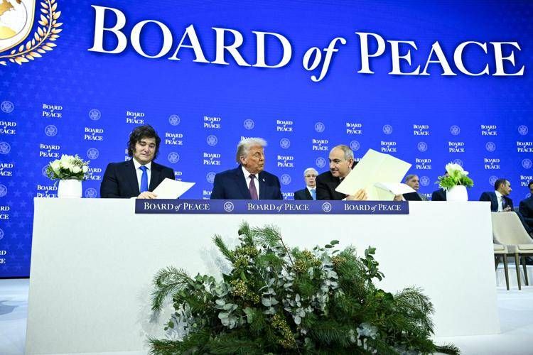 Il presidente argentino Milei e il primo ministro armeno Pashinyan con il presidente degli Stati Uniti Trump durante la riunione riunione del 'Board of peace' 