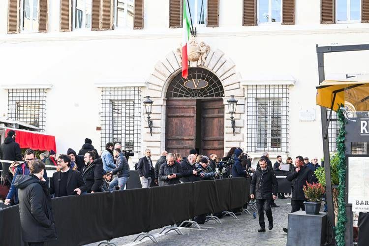 Persone in fila per la camera ardente per Valentino - (Ipa)