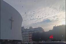 Funerali di Aba, lungo applauso e palloncini bianchi: in migliaia per l'ultimo saluto