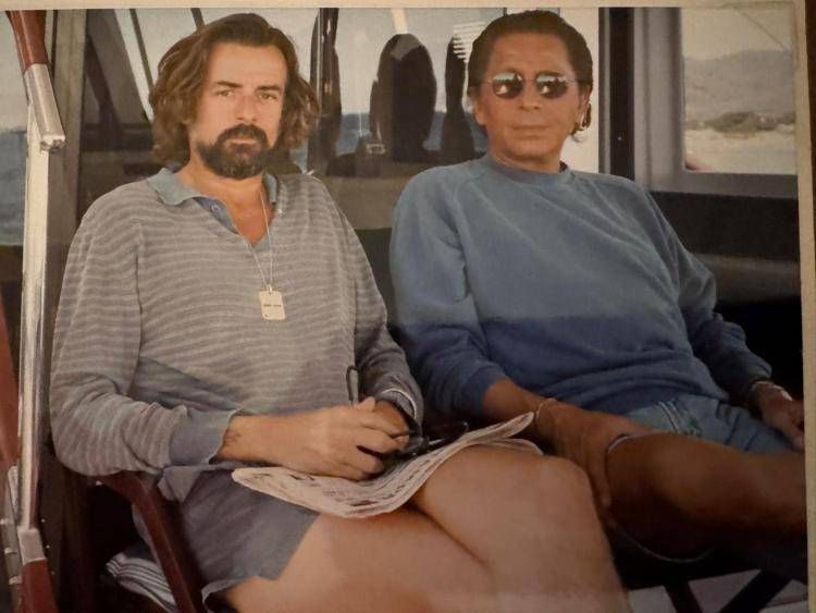 Il conte d'Aragona accanto allo stilista Valentino