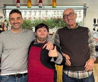 “Io qui lavoro”, il ristorante che forma i ragazzi a Ostia: il ‘progetto di Romolo’ “Io qui lavoro”, il ristorante che forma i ragazzi a Ostia: il ‘progetto di Romolo’