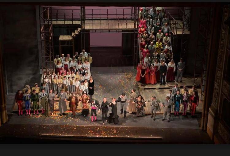 Beatrice Venezi a Pisa dove ha diretto la 'Carmen'