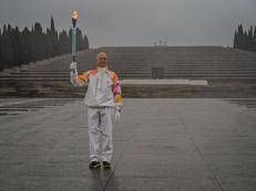 Milano-Cortina, la Fiamma Olimpica fa tappa al Sacrario Militare di Redipuglia