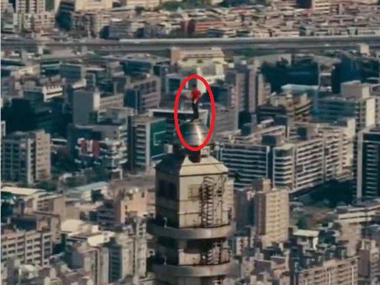 Alex Honnold sulla cima del Taipei 101